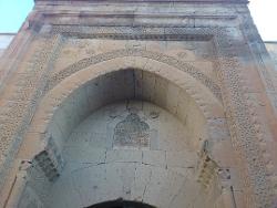 Ağzıkarahan Kervansarayının İç Kapısından Süslemeleri Gösteren Bir Görüntü
