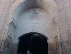 Ağzıkarahan Kervansarayının İç Kapısından Süslemelri Gösteren Bir Görüntü